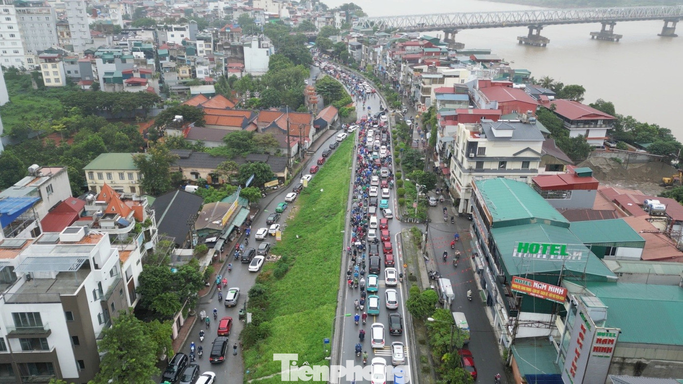 Ngày đầu cấm xe để sửa chữa cầu Long Biên: Ùn tắc kéo dài khắp cửa ngõ Hà Nội- Ảnh 5.