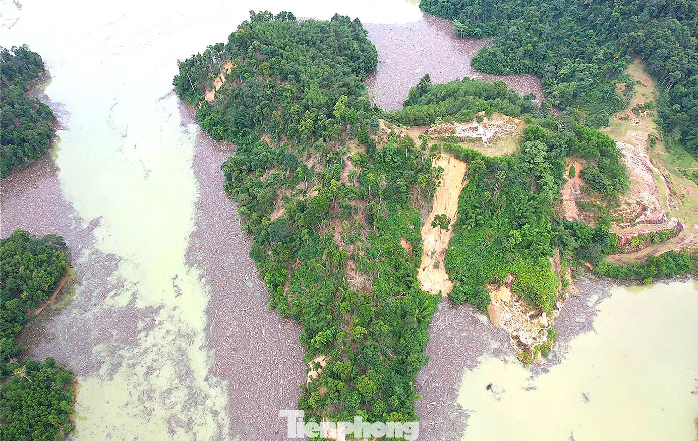 Cận cảnh rác gỗ 'khổng lồ' bủa vây hồ thủy điện lớn thứ 2 tỉnh Nghệ An- Ảnh 2.