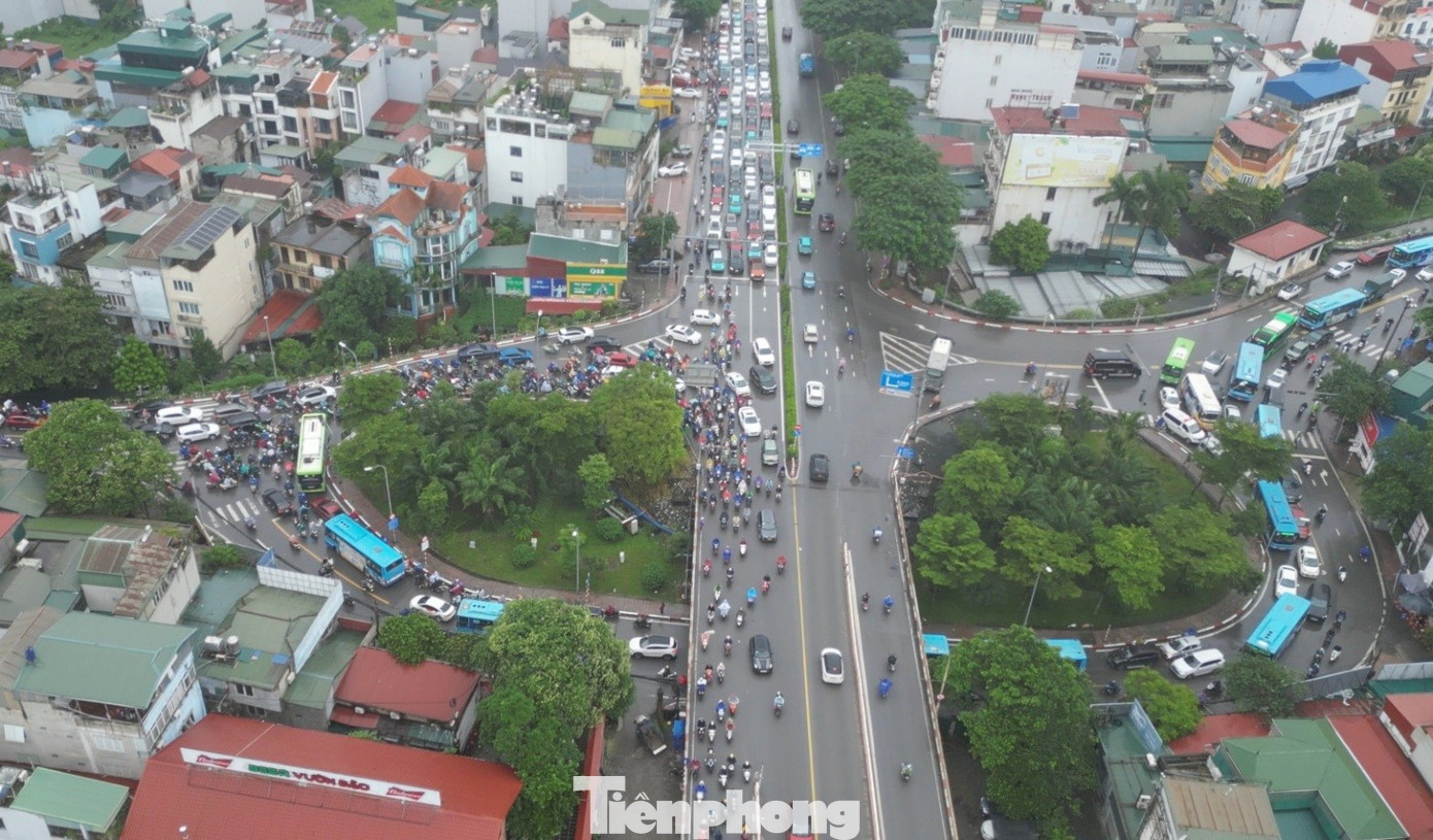 Ngày đầu cấm xe để sửa chữa cầu Long Biên: Ùn tắc kéo dài khắp cửa ngõ Hà Nội- Ảnh 6.