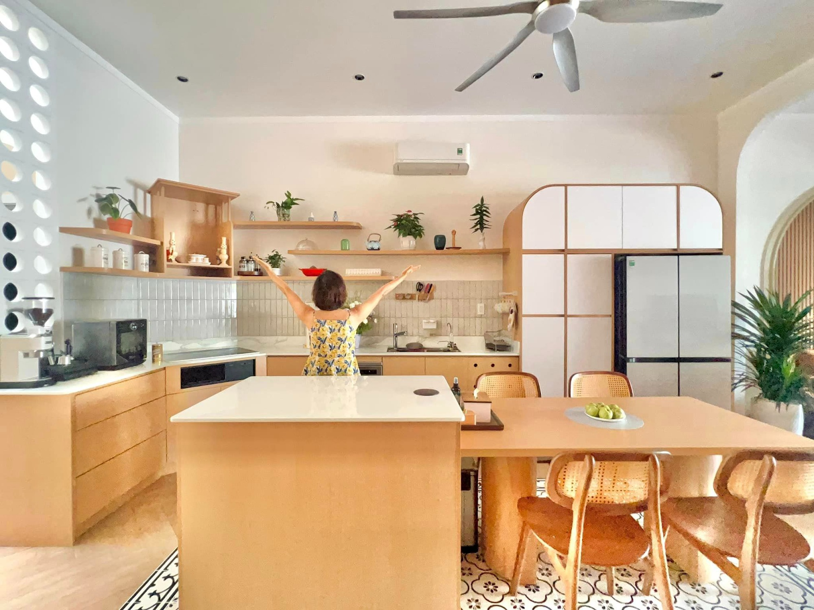 Kinh nghiệm 15 năm sống chung cư: Tôi nhận ra nên làm bếp mở với phòng khách hay bếp khép kín, chọn đúng thì sống sướng, bán dễ- Ảnh 2.