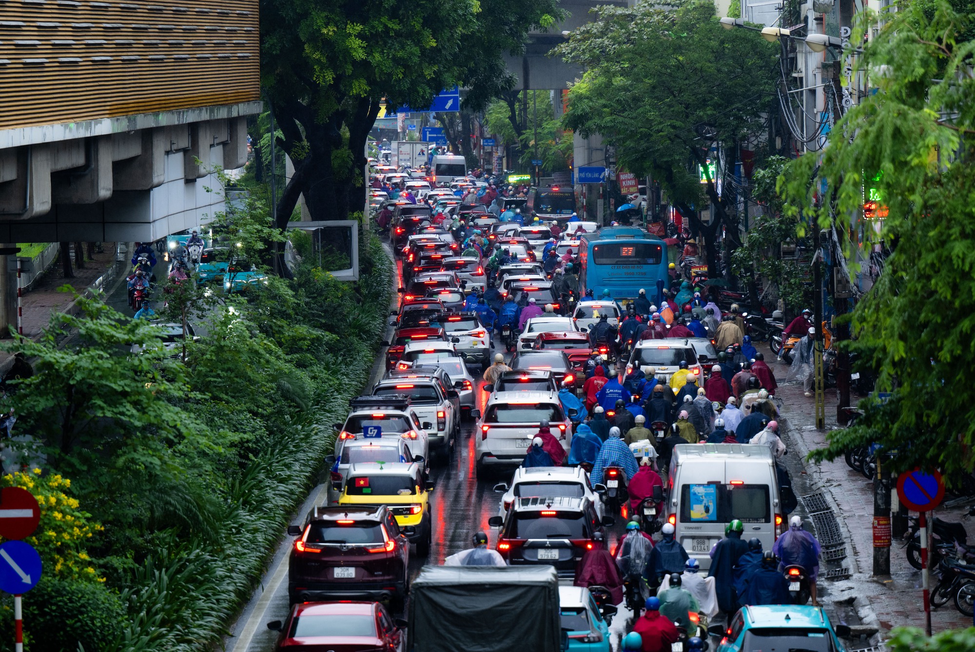 Hà Nội mưa lạnh 18 độ C ngày đầu tuần, người dân co ro giữa dòng xe ùn tắc- Ảnh 5.