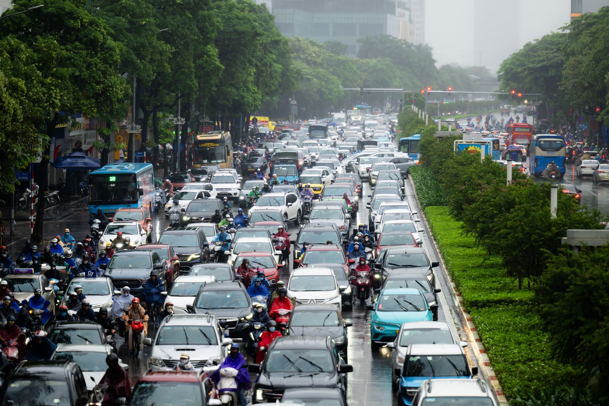 Hà Nội mưa lạnh 18 độ C ngày đầu tuần, người dân co ro giữa dòng xe ùn tắc- Ảnh 6.