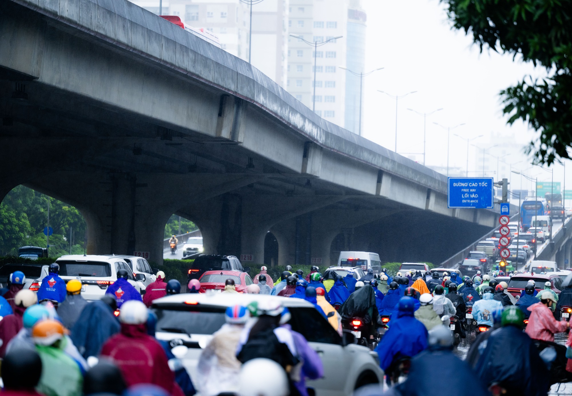 Hà Nội mưa lạnh 18 độ C ngày đầu tuần, người dân co ro giữa dòng xe ùn tắc- Ảnh 7.