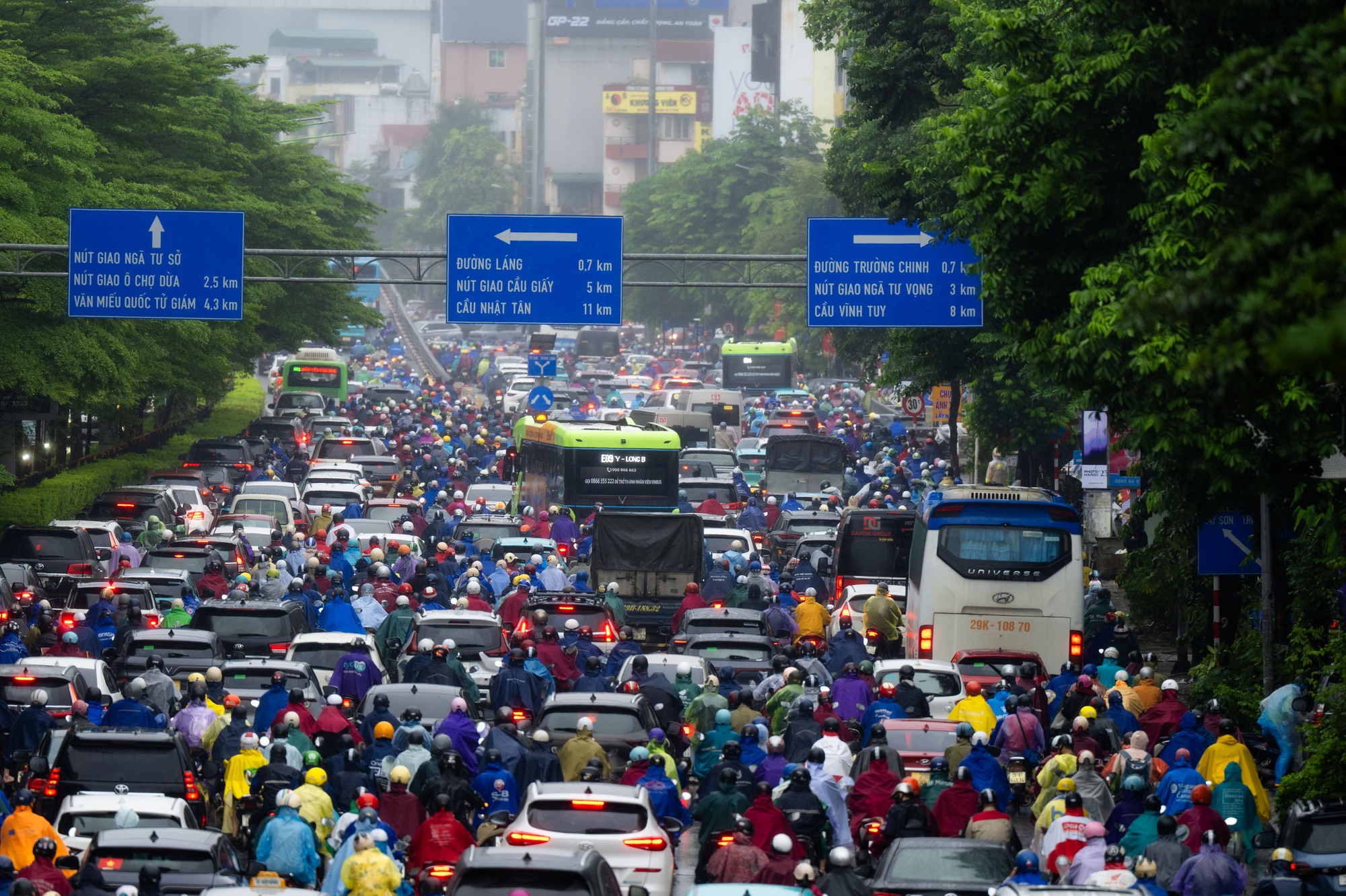 Hà Nội mưa lạnh 18 độ C ngày đầu tuần, người dân co ro giữa dòng xe ùn tắc- Ảnh 4.