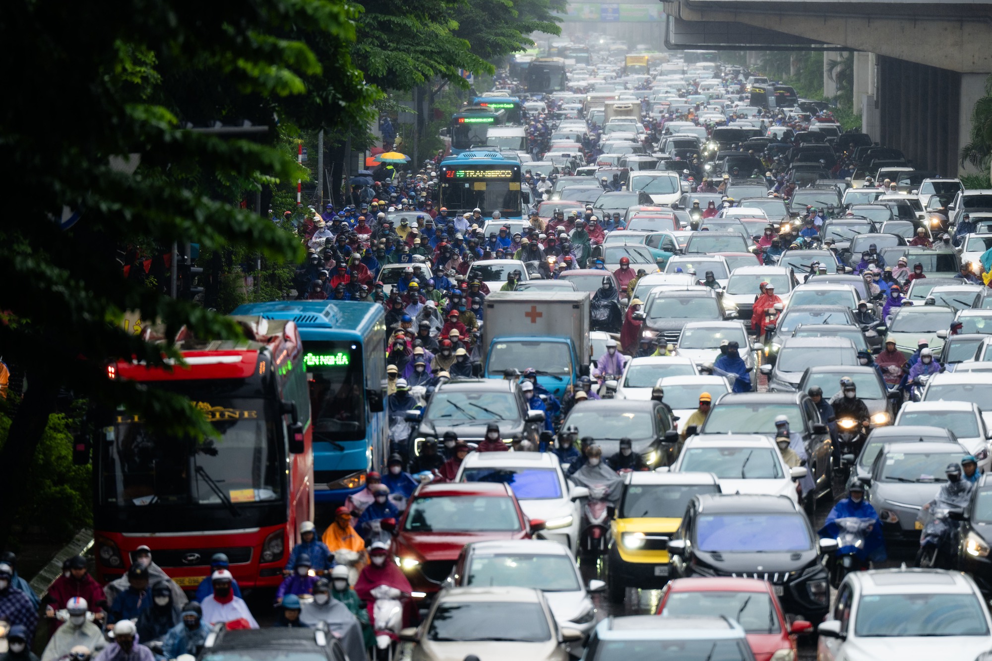 Hà Nội mưa lạnh 18 độ C ngày đầu tuần, người dân co ro giữa dòng xe ùn tắc- Ảnh 3.