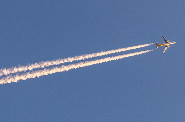 Vệt khói trắng kéo dài sau máy bay là gì, sự thật khiến nhiều người bất ngờ- Ảnh 2.