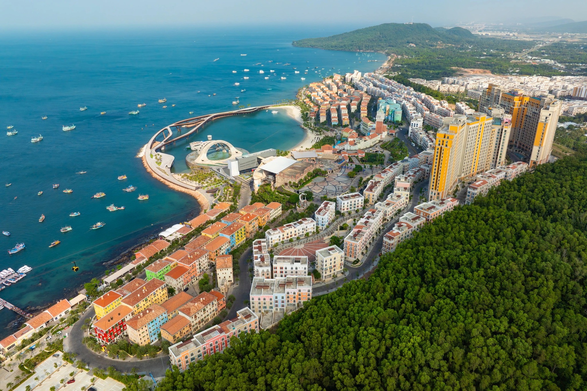 Sau khi các ông lớn Vingroup, Sungroup, BIM Group,... đổ bộ, đặc khu lớn nhất cả nước sắp có thêm khu nghỉ dưỡng phức hợp gần 1,3 tỷ USD- Ảnh 1.