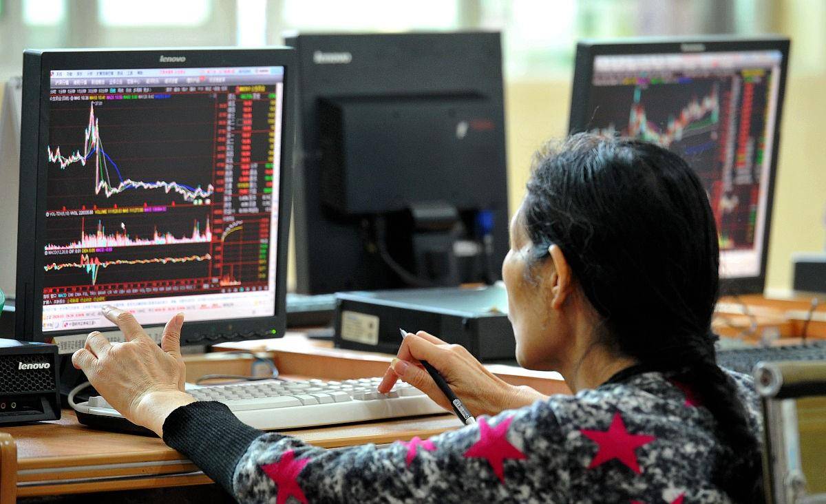 Vừa bị lừa hơn 3,7 tỷ đồng tiền tiết kiệm, người phụ nữ vẫn chuyển thêm “3,3 tỷ” cho kẻ lừa đảo: Cảnh sát không ngăn cản mà còn ủng hộ- Ảnh 1.