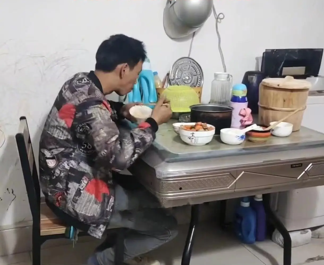 Lương tháng 14 triệu, nuôi cả gia đình 3 người vẫn tiết kiệm hơn 100 triệu/năm: Bí quyết gây tranh cãi- Ảnh 2.