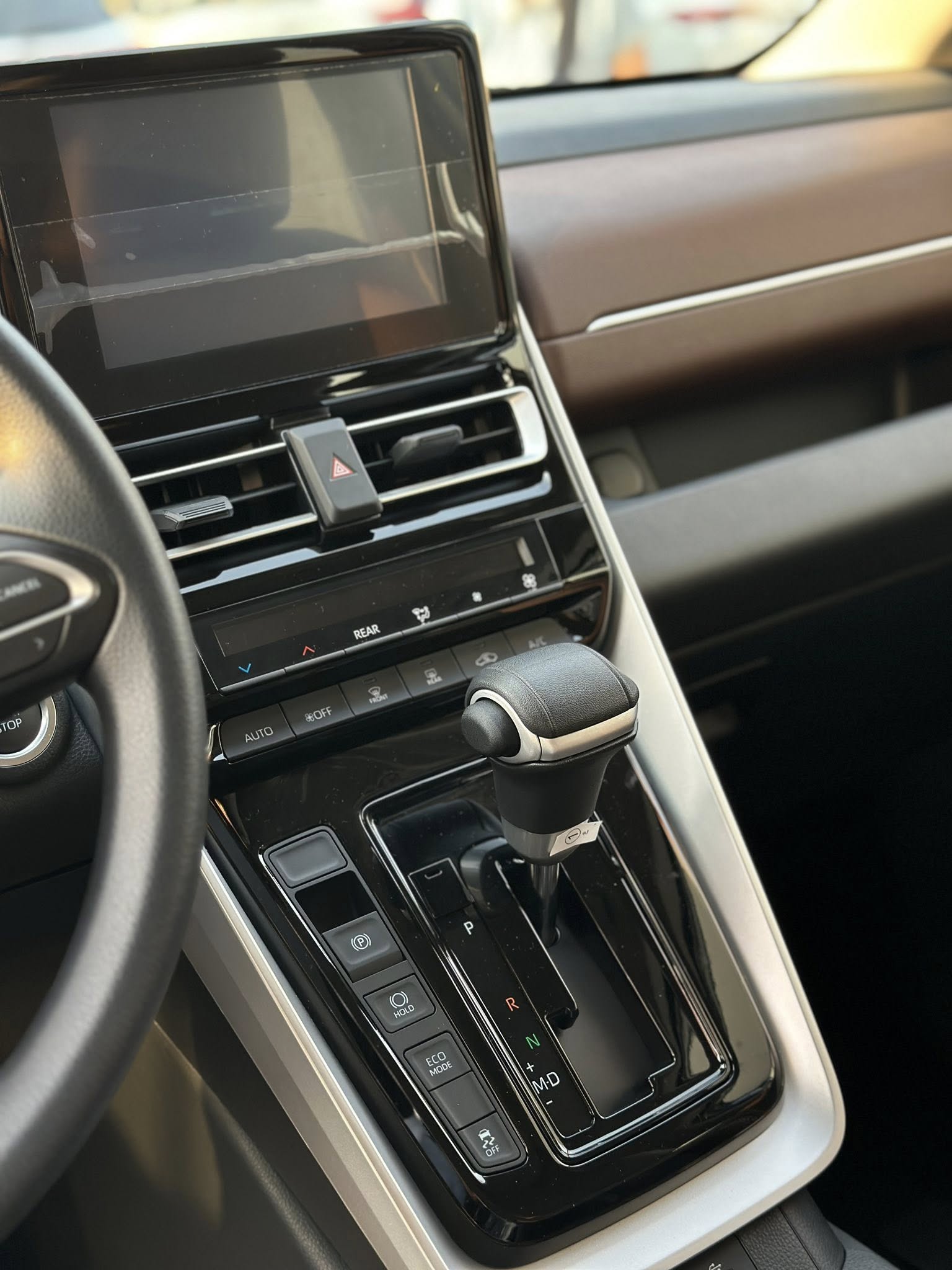 Lộ ảnh Toyota Innova Cross bản giá rẻ tại đại lý trước ngày ra mắt: Không khác nhiều bản giữa, vẫn có ghế da, phanh tay điện tử và 6 túi khí- Ảnh 7. Lộ ảnh Toyota Innova Cross bản giá rẻ tại đại lý trước ngày ra mắt: Không khác nhiều bản giữa, vẫn có ghế da, phanh tay điện tử và 6 túi khí- Ảnh 7.