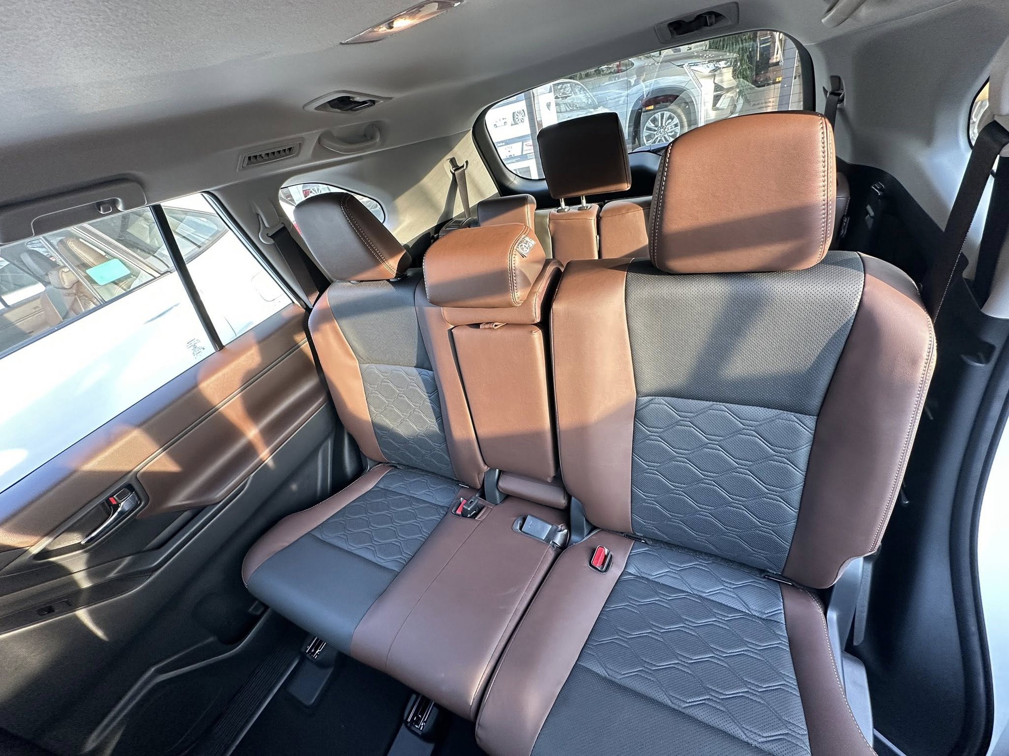 Lộ ảnh Toyota Innova Cross bản giá rẻ tại đại lý trước ngày ra mắt: Không khác nhiều bản giữa, vẫn có ghế da, phanh tay điện tử và 6 túi khí- Ảnh 8. Lộ ảnh Toyota Innova Cross bản giá rẻ tại đại lý trước ngày ra mắt: Không khác nhiều bản giữa, vẫn có ghế da, phanh tay điện tử và 6 túi khí- Ảnh 8.