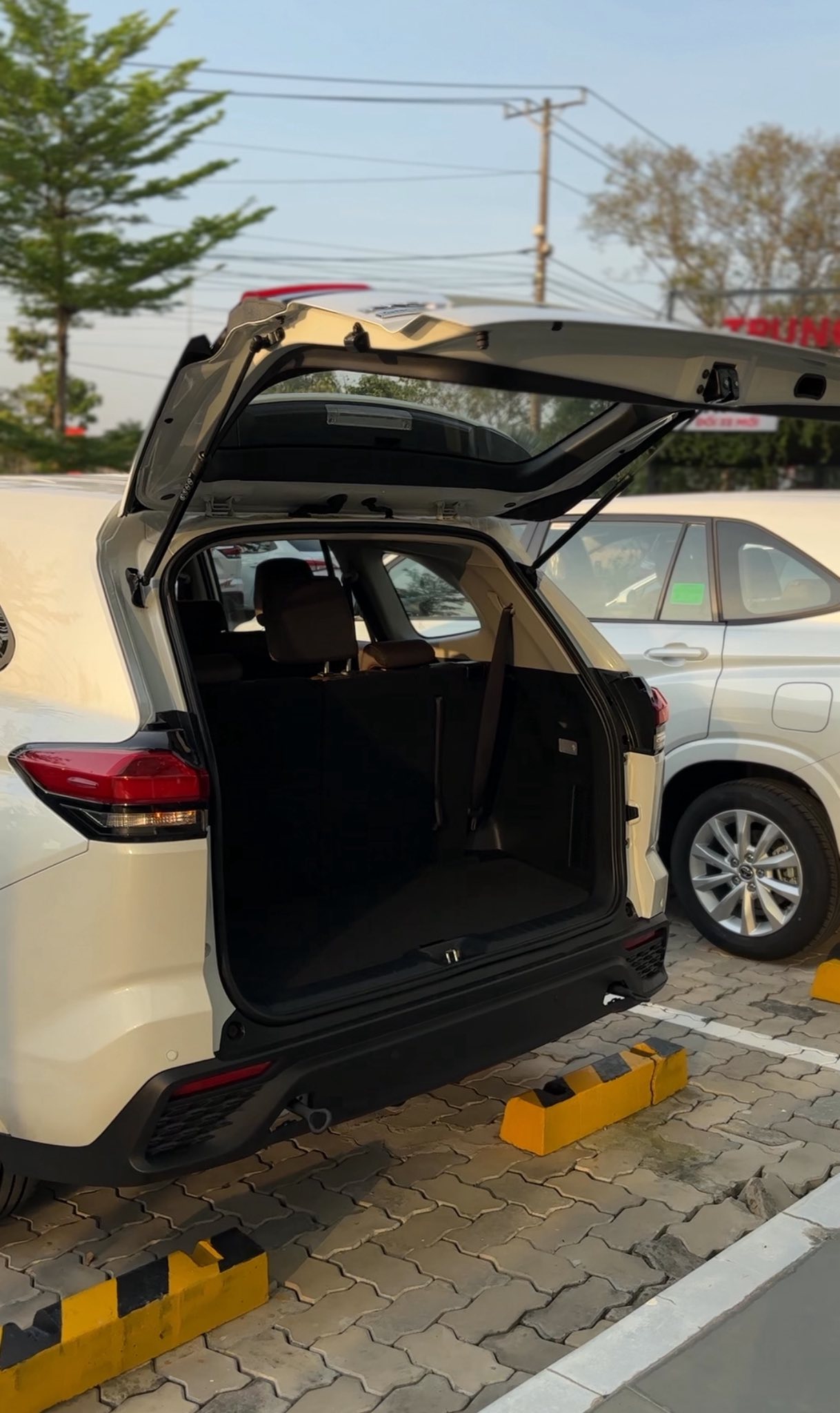 Lộ ảnh Toyota Innova Cross bản giá rẻ tại đại lý trước ngày ra mắt: Không khác nhiều bản giữa, vẫn có ghế da, phanh tay điện tử và 6 túi khí- Ảnh 6. Lộ ảnh Toyota Innova Cross bản giá rẻ tại đại lý trước ngày ra mắt: Không khác nhiều bản giữa, vẫn có ghế da, phanh tay điện tử và 6 túi khí- Ảnh 6.