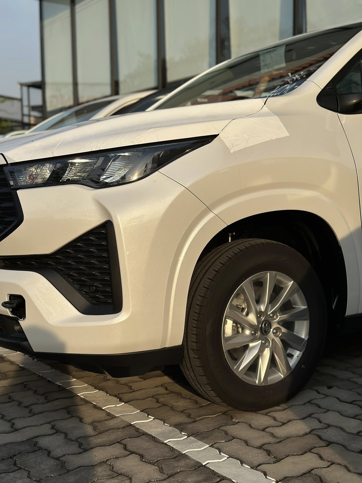 Lộ ảnh Toyota Innova Cross bản giá rẻ tại đại lý trước ngày ra mắt: Không khác nhiều bản giữa, vẫn có ghế da, phanh tay điện tử và 6 túi khí- Ảnh 5. Lộ ảnh Toyota Innova Cross bản giá rẻ tại đại lý trước ngày ra mắt: Không khác nhiều bản giữa, vẫn có ghế da, phanh tay điện tử và 6 túi khí- Ảnh 5.