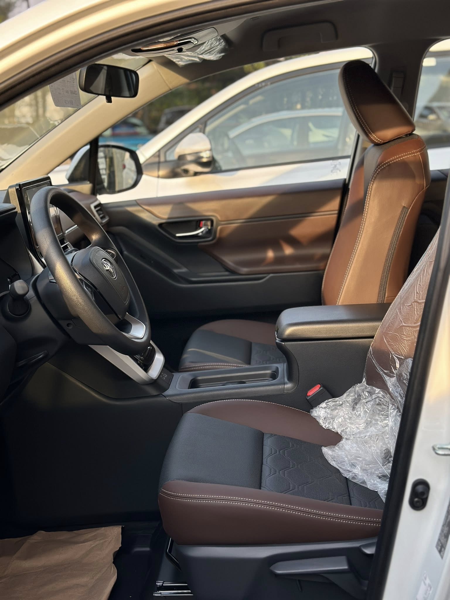 Lộ ảnh Toyota Innova Cross bản giá rẻ tại đại lý trước ngày ra mắt: Không khác nhiều bản giữa, vẫn có ghế da, phanh tay điện tử và 6 túi khí- Ảnh 2. Lộ ảnh Toyota Innova Cross bản giá rẻ tại đại lý trước ngày ra mắt: Không khác nhiều bản giữa, vẫn có ghế da, phanh tay điện tử và 6 túi khí- Ảnh 2.