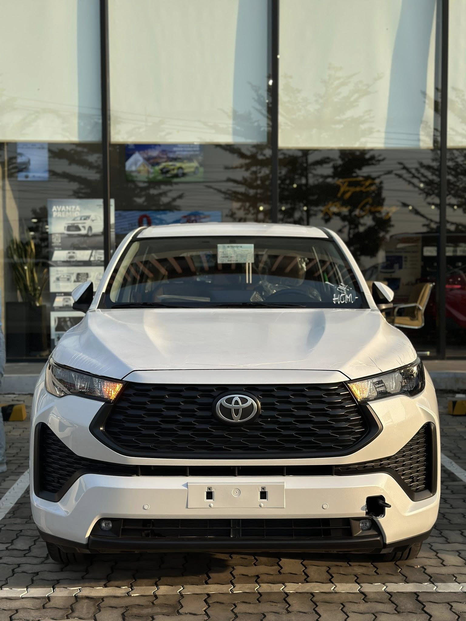 Lộ ảnh Toyota Innova Cross bản giá rẻ tại đại lý trước ngày ra mắt: Không khác nhiều bản giữa, vẫn có ghế da, phanh tay điện tử và 6 túi khí- Ảnh 4. Lộ ảnh Toyota Innova Cross bản giá rẻ tại đại lý trước ngày ra mắt: Không khác nhiều bản giữa, vẫn có ghế da, phanh tay điện tử và 6 túi khí- Ảnh 4.