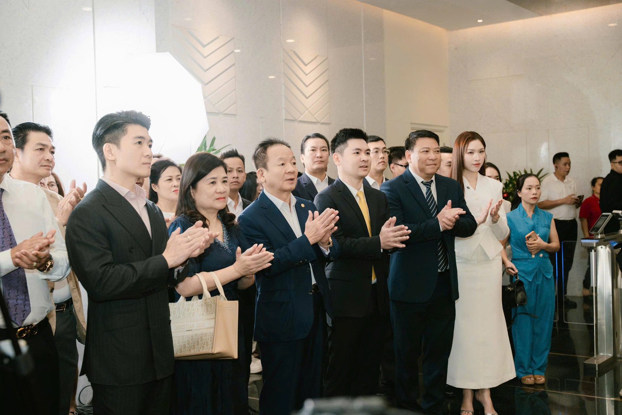 Hoa hậu Đỗ Mỹ Linh vắng mặt gây chú ý tại sự kiện cực quan trọng của gia đình bầu Hiển- Ảnh 1. Hoa hậu Đỗ Mỹ Linh vắng mặt gây chú ý tại sự kiện cực quan trọng của gia đình bầu Hiển- Ảnh 1.