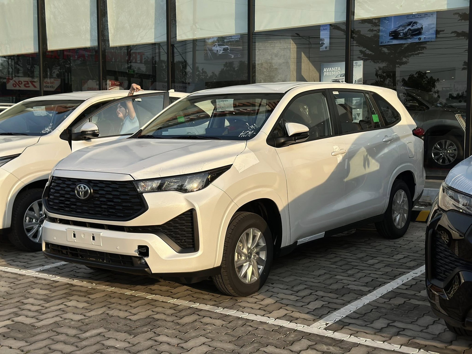 Lộ ảnh Toyota Innova Cross bản giá rẻ tại đại lý trước ngày ra mắt: Không khác nhiều bản giữa, vẫn có ghế da, phanh tay điện tử và 6 túi khí- Ảnh 1. Lộ ảnh Toyota Innova Cross bản giá rẻ tại đại lý trước ngày ra mắt: Không khác nhiều bản giữa, vẫn có ghế da, phanh tay điện tử và 6 túi khí- Ảnh 1.
