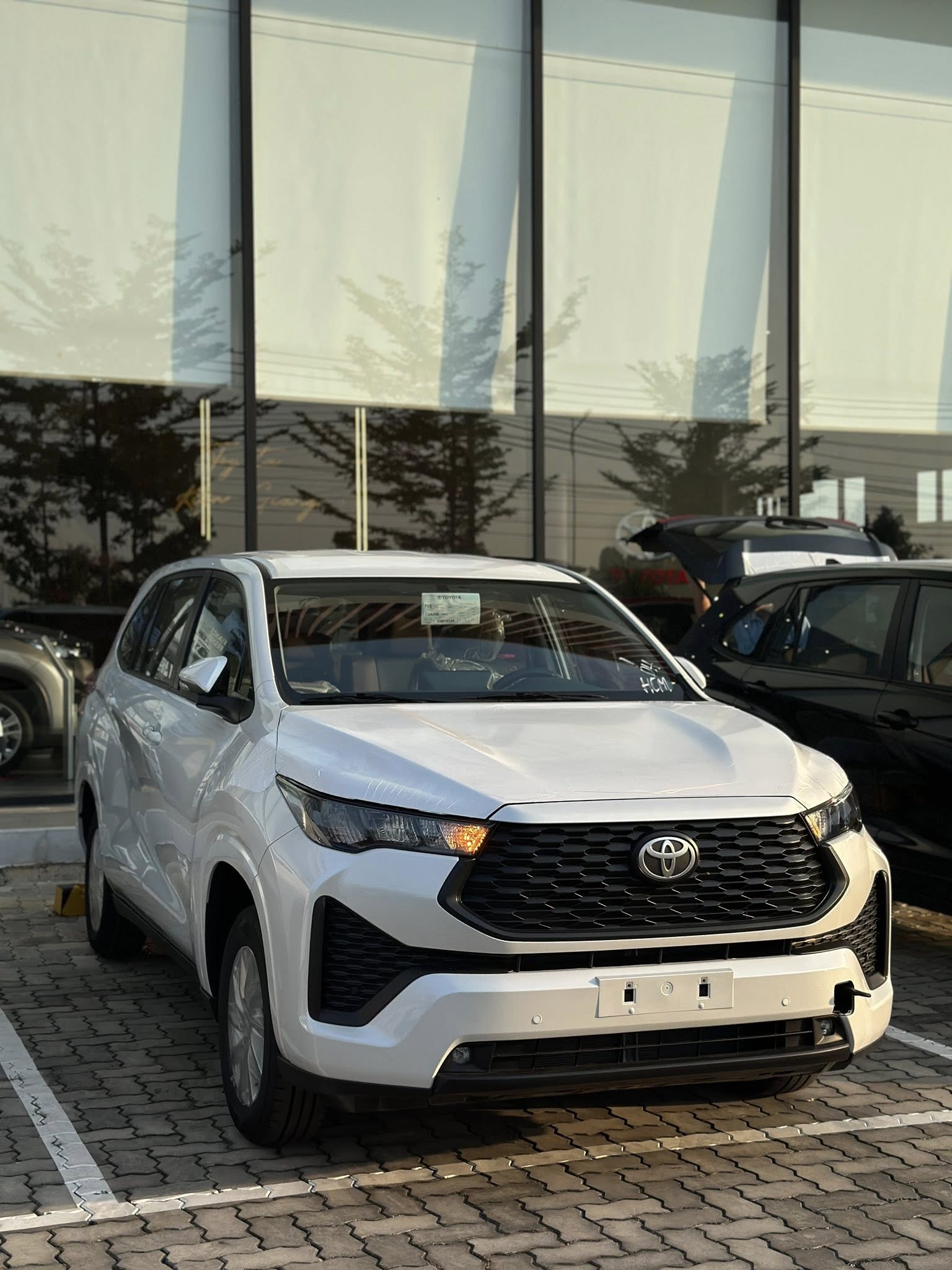 Lộ ảnh Toyota Innova Cross bản giá rẻ tại đại lý trước ngày ra mắt: Không khác nhiều bản giữa, vẫn có ghế da, phanh tay điện tử và 6 túi khí- Ảnh 3. Lộ ảnh Toyota Innova Cross bản giá rẻ tại đại lý trước ngày ra mắt: Không khác nhiều bản giữa, vẫn có ghế da, phanh tay điện tử và 6 túi khí- Ảnh 3.