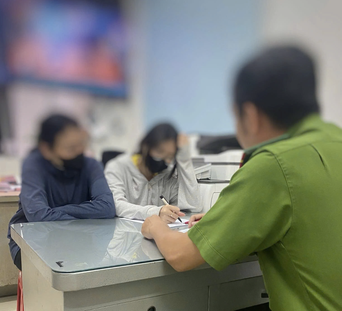 Một nữ sinh ở TPHCM bị đánh hội đồng- Ảnh 2.