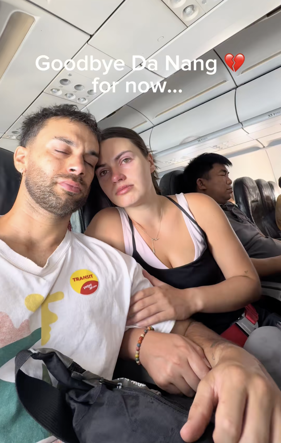 2 khách Tây ôm nhau khóc trên máy bay rời Việt Nam vì lý do đầy xúc động- Ảnh 1. 2 khách Tây ôm nhau khóc trên máy bay rời Việt Nam vì lý do đầy xúc động- Ảnh 1.