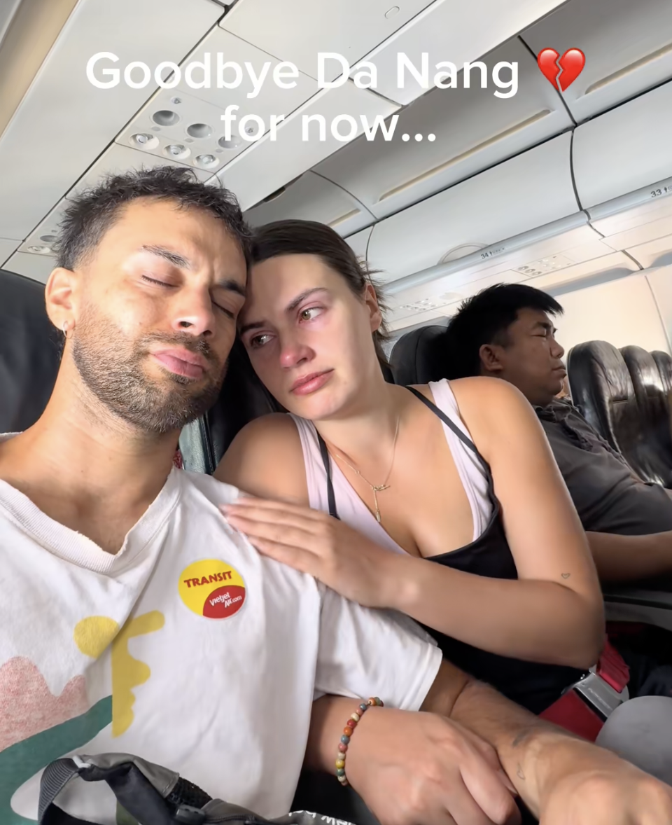 2 khách Tây ôm nhau khóc trên máy bay rời Việt Nam vì lý do đầy xúc động- Ảnh 2. 2 khách Tây ôm nhau khóc trên máy bay rời Việt Nam vì lý do đầy xúc động- Ảnh 2.