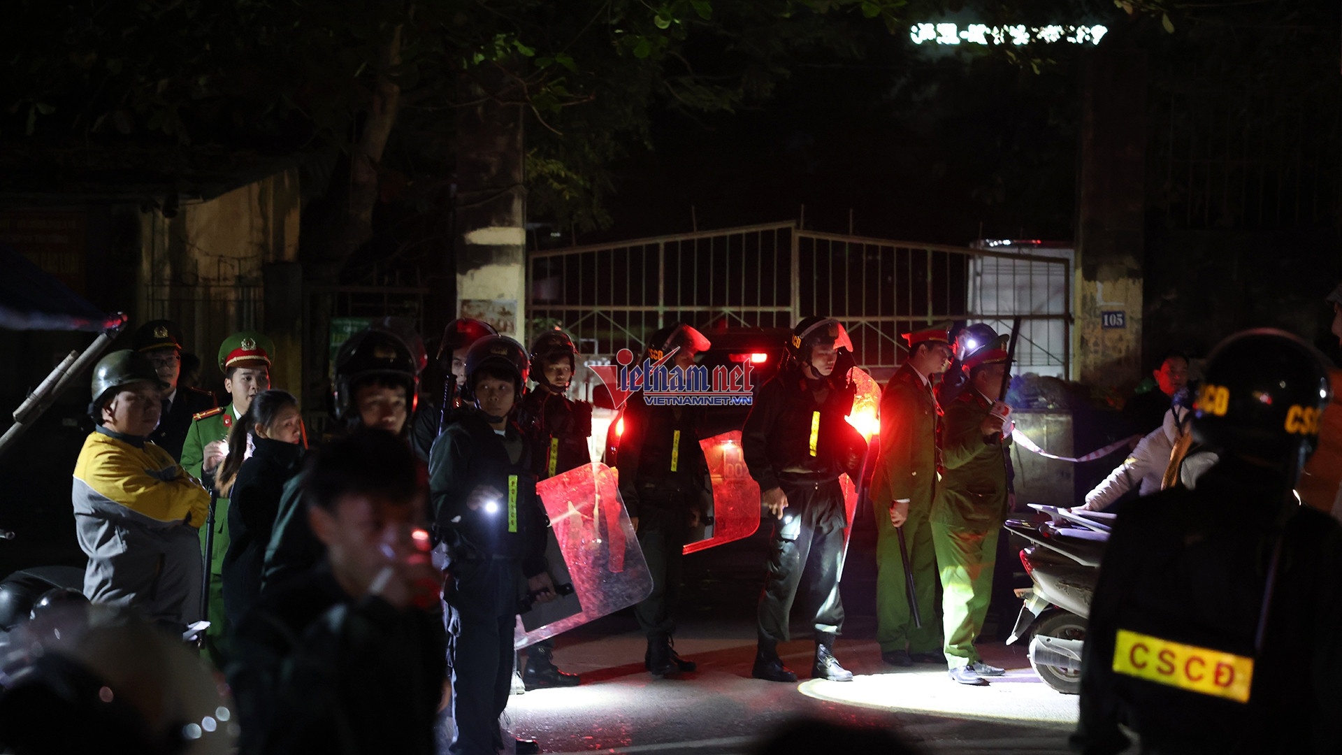 Công an Lạng Sơn phong tỏa lối vào Trạm Quản lý thị trường số 4- Ảnh 1.