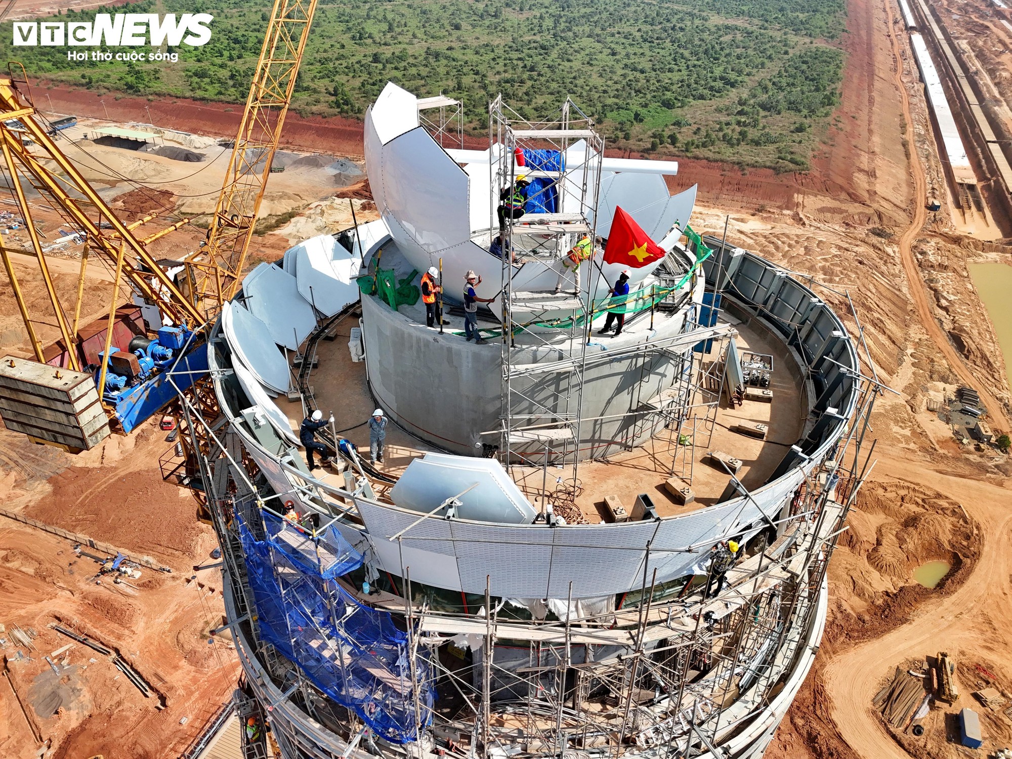 Cận cảnh 'búp sen thép' 3.500 tỷ đồng ở sân bay Long Thành đang tăng tốc về đích- Ảnh 4.