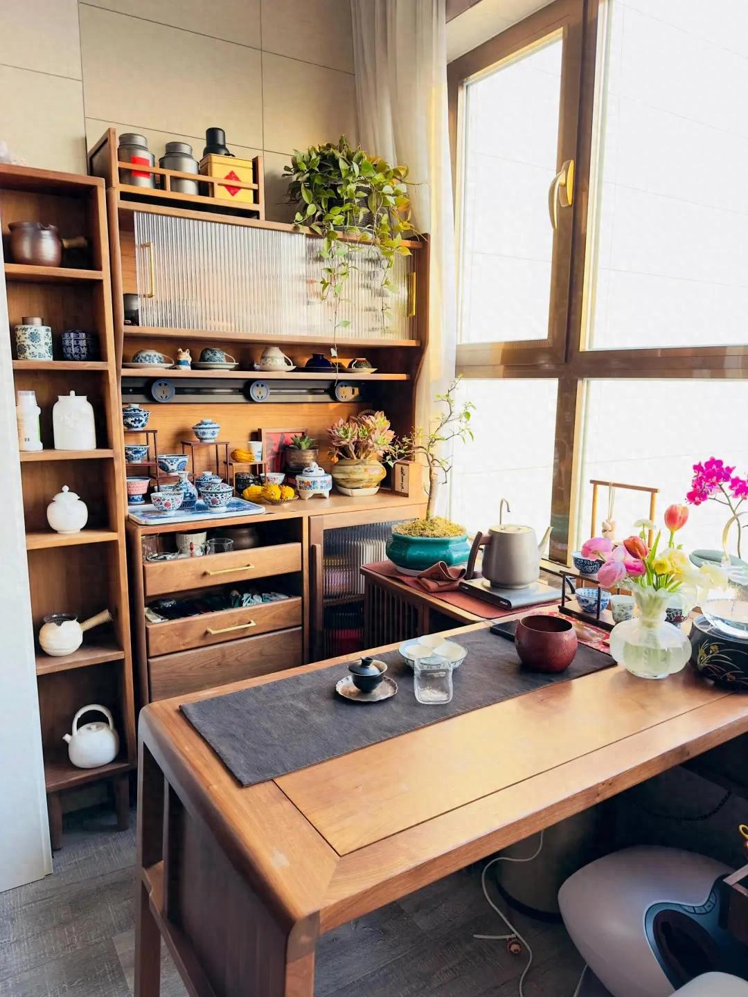 Ban công 5㎡ biến thành phòng trà phong cách Thiền, view toàn cảnh đẹp đến mức khiến hàng xóm phải dừng lại trầm trồ- Ảnh 1.