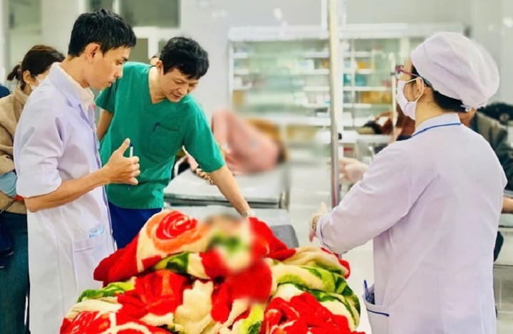 Bệnh viện ở Quảng Ngãi kích hoạt báo động đỏ cấp cứu 13 học sinh bị lật xe- Ảnh 1.