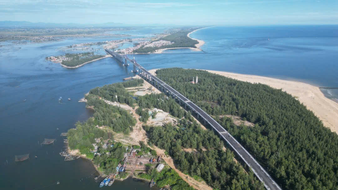 Cầu vượt cửa biển lớn nhất miền Trung đã xây xong, vì sao không thông xe?- Ảnh 3.