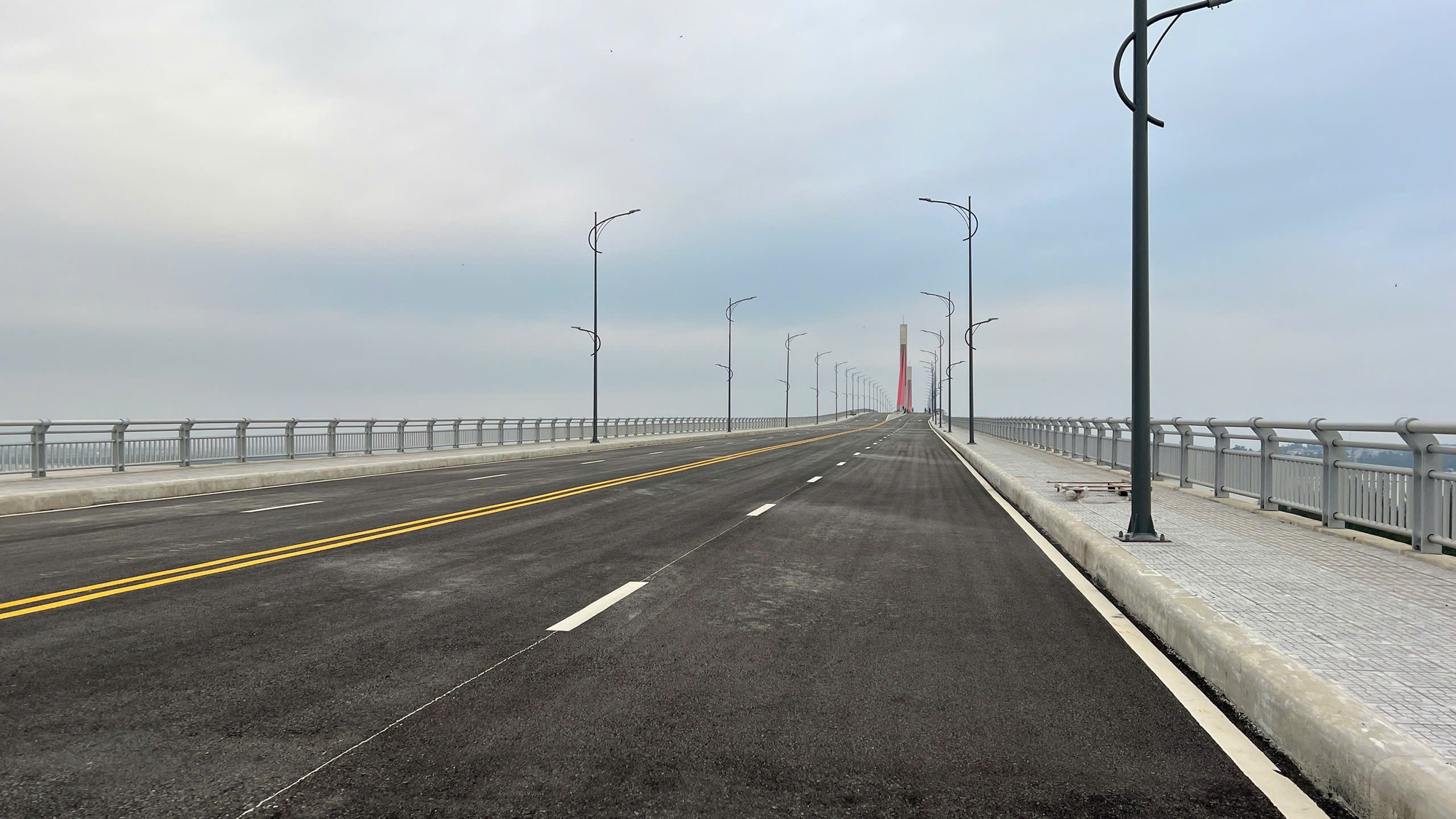 Cầu vượt cửa biển lớn nhất miền Trung đã xây xong, vì sao không thông xe?- Ảnh 4.