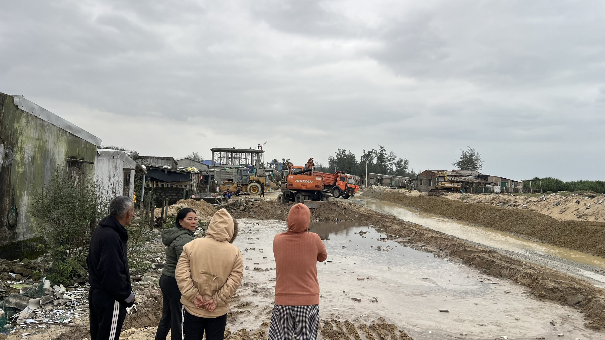 Cầu vượt cửa biển lớn nhất miền Trung đã xây xong, vì sao không thông xe?- Ảnh 6.