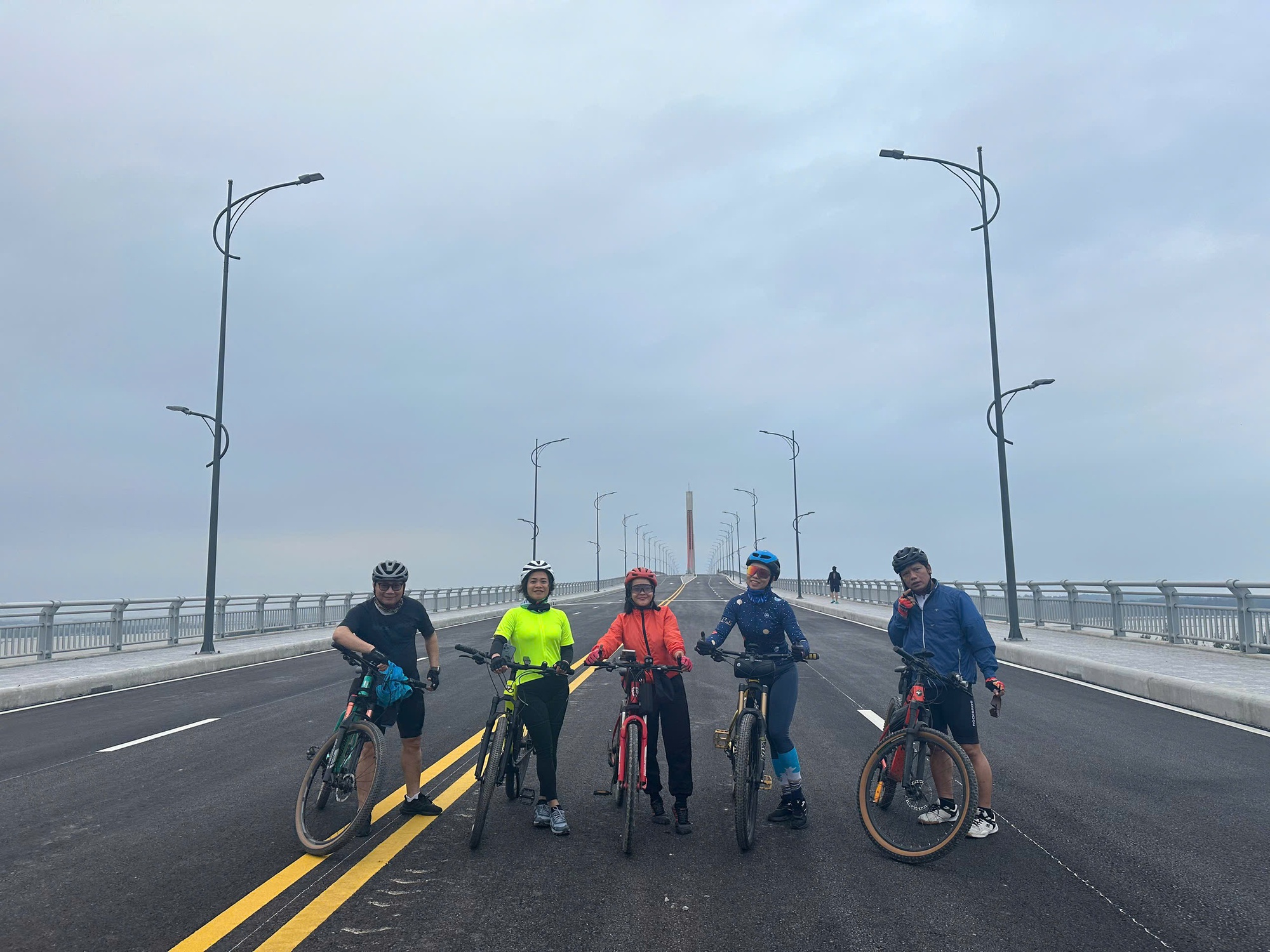 Cầu vượt cửa biển lớn nhất miền Trung đã xây xong, vì sao không thông xe?- Ảnh 5.