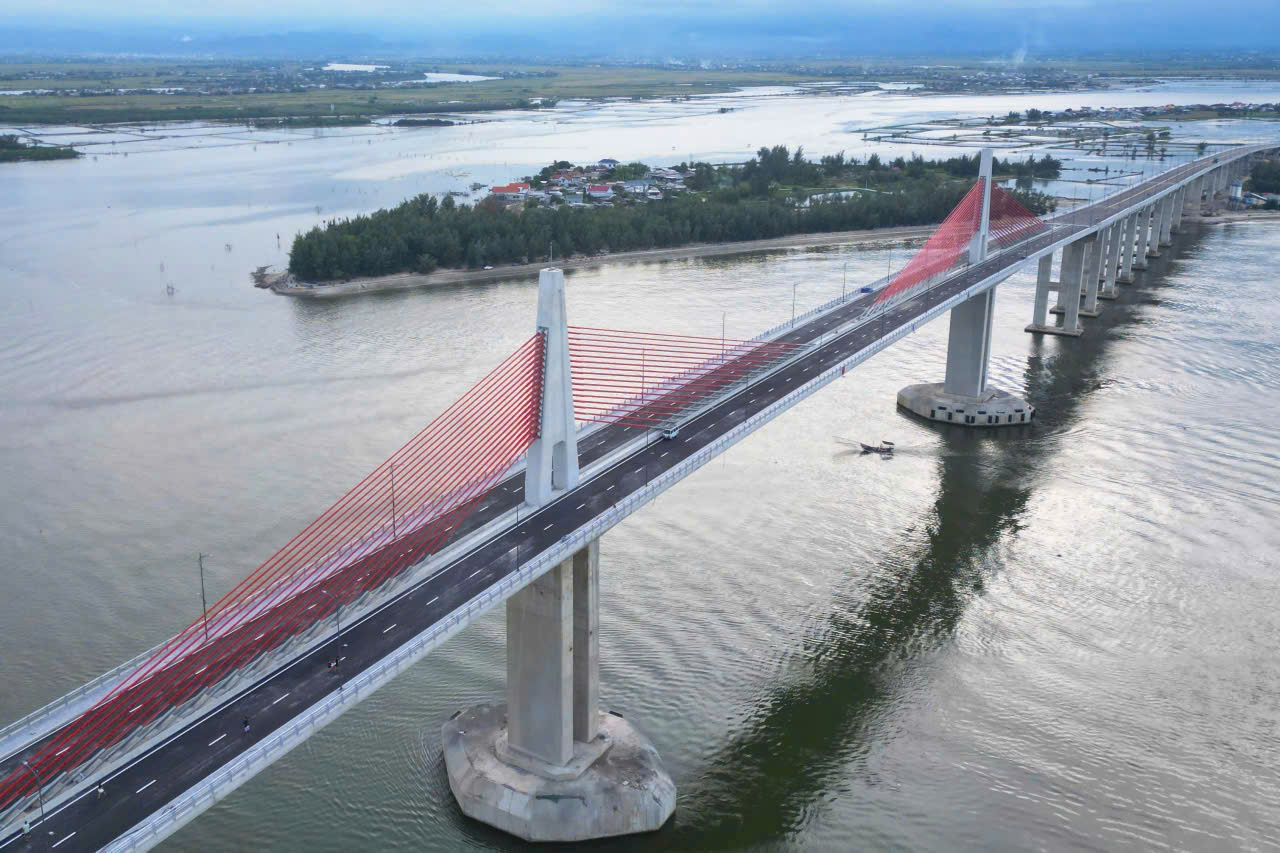 Cầu vượt cửa biển lớn nhất miền Trung đã xây xong, vì sao không thông xe?- Ảnh 1.