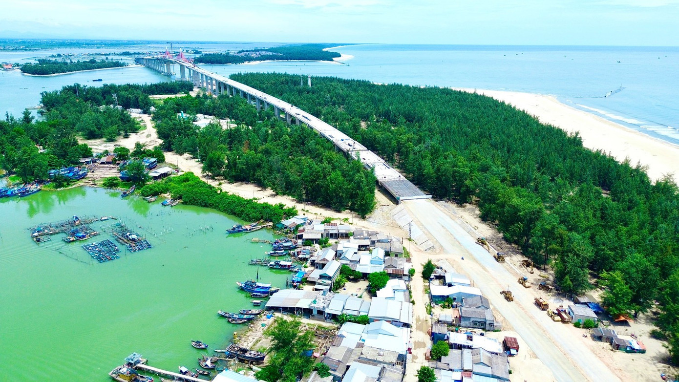 Vì sao công trình cầu vượt cửa biển dài nhất miền Trung chưa thể thông xe toàn tuyến?- Ảnh 1.