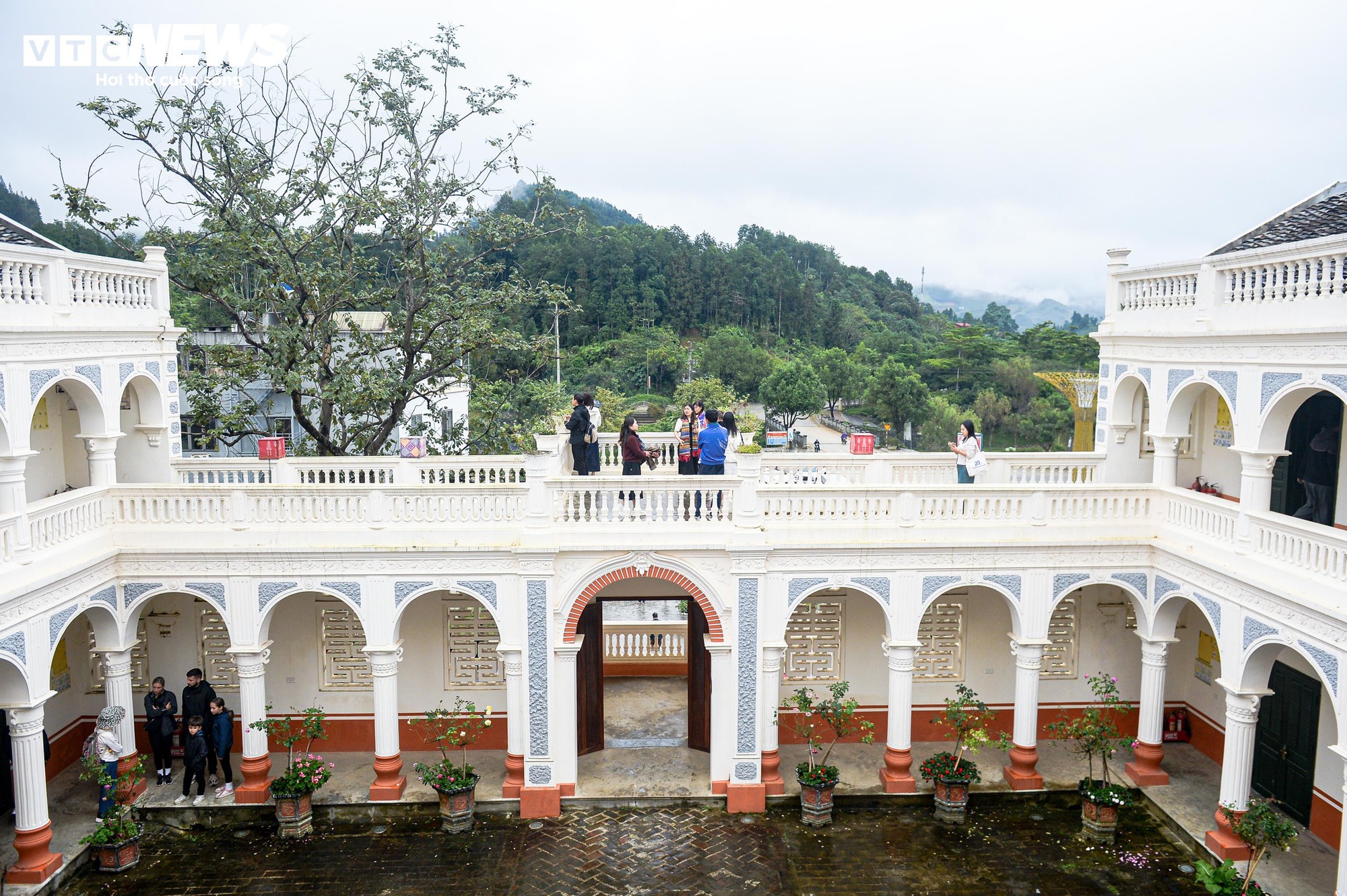 Dinh thự Vua Mèo khoác áo mới sau trùng tu, lộng lẫy giữa cao nguyên trắng- Ảnh 2.