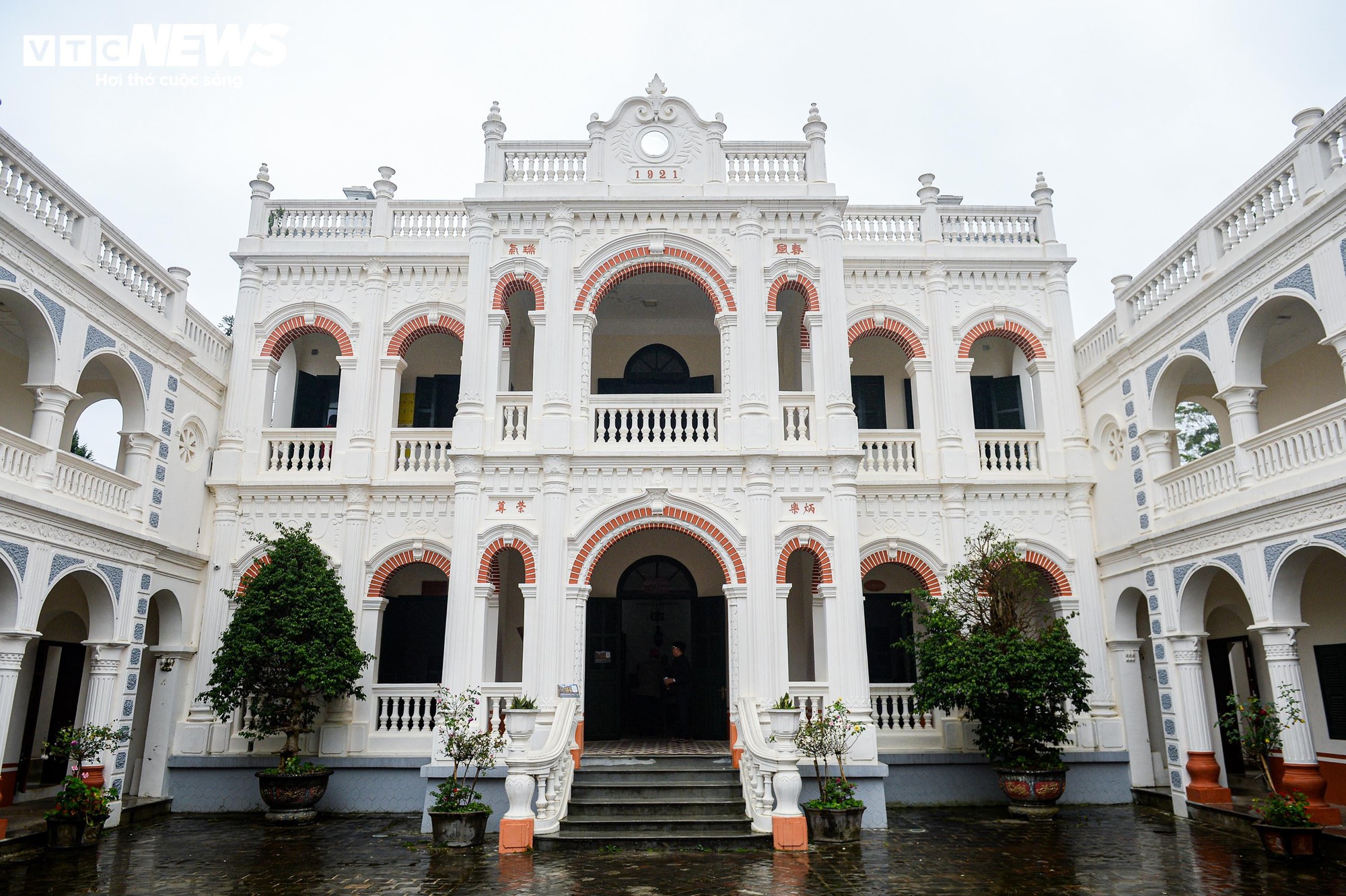 Dinh thự Vua Mèo khoác áo mới sau trùng tu, lộng lẫy giữa cao nguyên trắng- Ảnh 1.