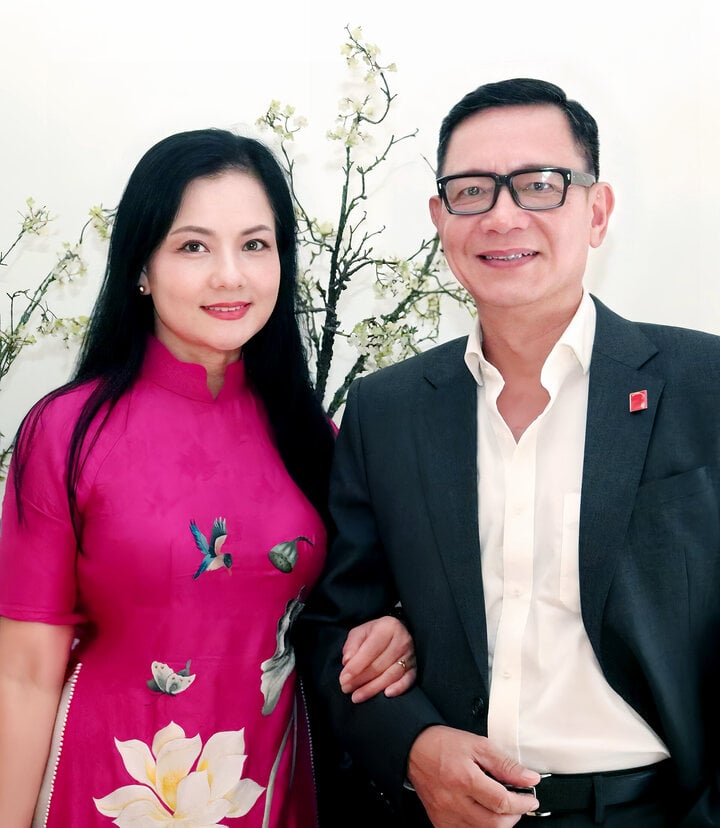 Nữ Đại tá là NSND tóc bạc trắng vẫn đẹp tỏa sáng khi ở bên chồng tài tử, cái nắm tay cũng gây chú ý- Ảnh 1.