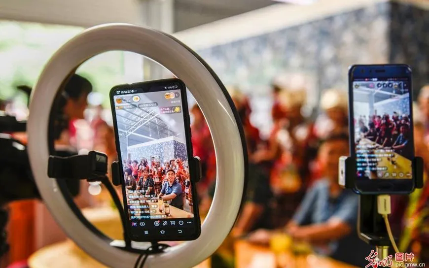 Một buổi bán hàng qua livestream tại Trung Quốc. (Ảnh minh họa: gmw.cn)