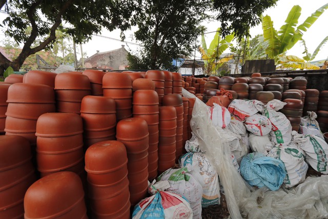 Sự thật về chiếc mặt nạ phòng độc dùng để kho cá tại Làng Vũ Đại ngày Tết- Ảnh 2. Sự thật về chiếc mặt nạ phòng độc dùng để kho cá tại Làng Vũ Đại ngày Tết- Ảnh 2.