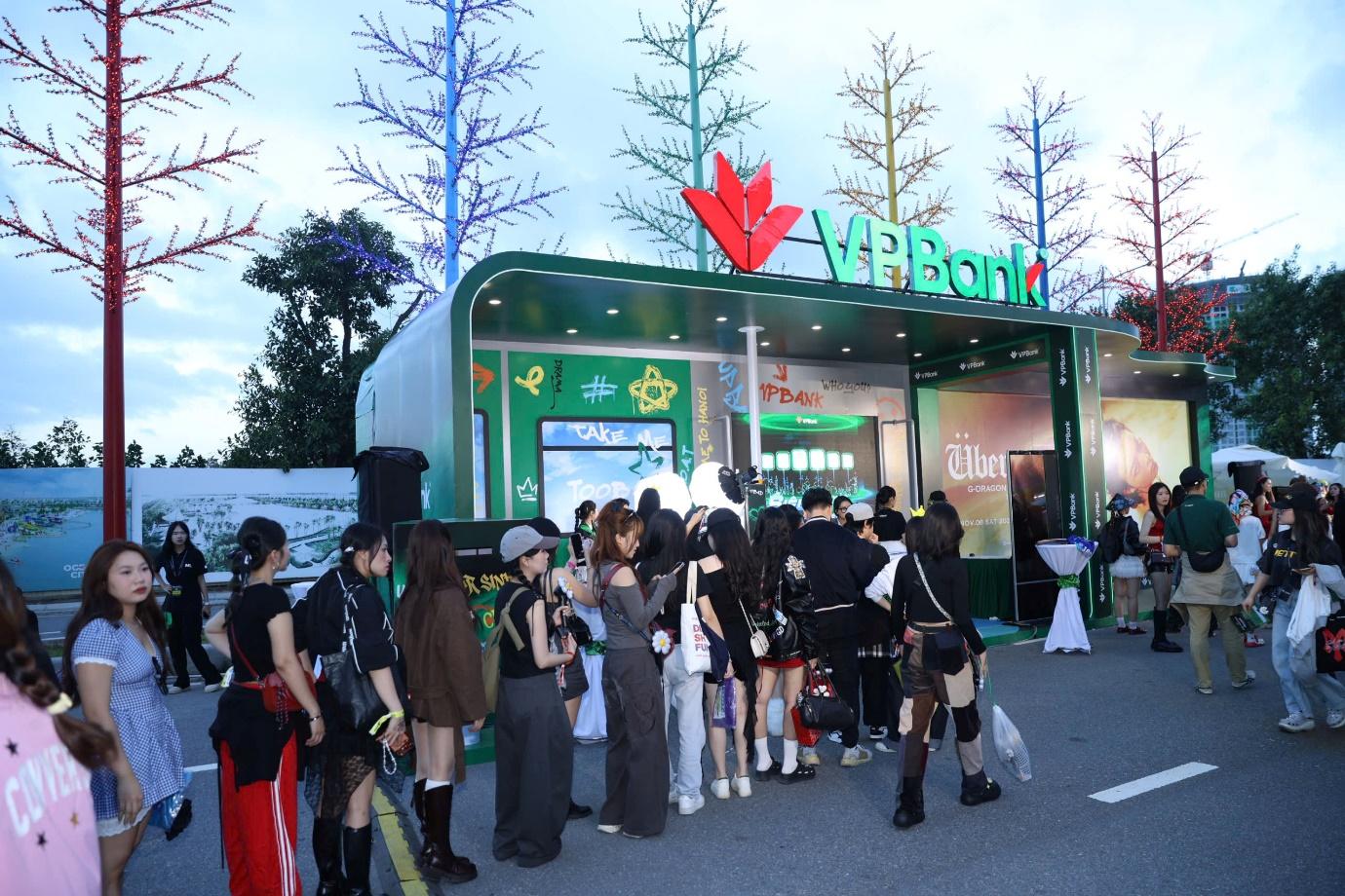 “Kim chủ” của những cú viral: Khi ngân hàng cũng “thắp lửa” sân khấu, ai đang làm chủ cuộc chơi giải trí triệu đô?- Ảnh 8. “Kim chủ” của những cú viral: Khi ngân hàng cũng “thắp lửa” sân khấu, ai đang làm chủ cuộc chơi giải trí triệu đô?- Ảnh 8.