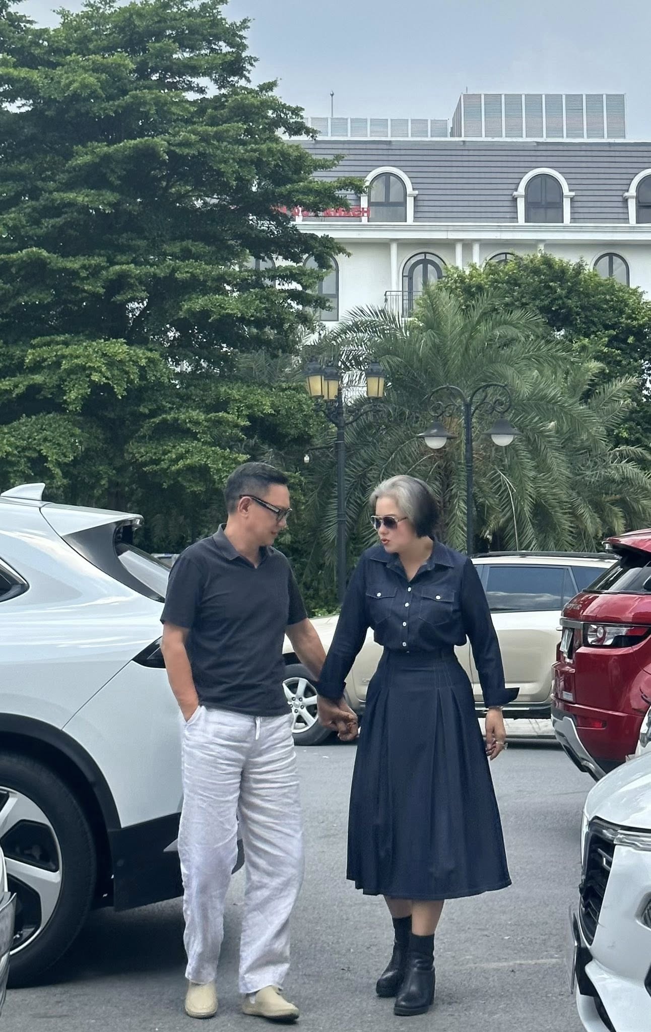 Nữ Đại tá là NSND tóc bạc trắng vẫn đẹp tỏa sáng khi ở bên chồng tài tử, cái nắm tay cũng gây chú ý- Ảnh 2.