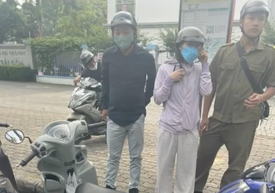 TPHCM: Tạm giữ người nhặt được thẻ tín dụng rồi lấy đi mua điện thoại- Ảnh 2. TPHCM: Tạm giữ người nhặt được thẻ tín dụng rồi lấy đi mua điện thoại- Ảnh 2.