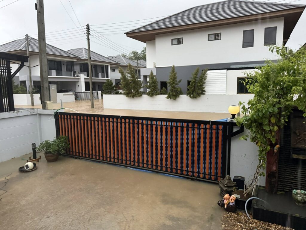 Khám phá “pháo đài khô ráo duy nhất” giữa lũ ở Thái Lan- Ảnh 1. Khám phá “pháo đài khô ráo duy nhất” giữa lũ ở Thái Lan- Ảnh 1.