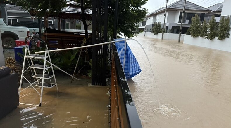Khám phá “pháo đài khô ráo duy nhất” giữa lũ ở Thái Lan- Ảnh 3. Khám phá “pháo đài khô ráo duy nhất” giữa lũ ở Thái Lan- Ảnh 3.
