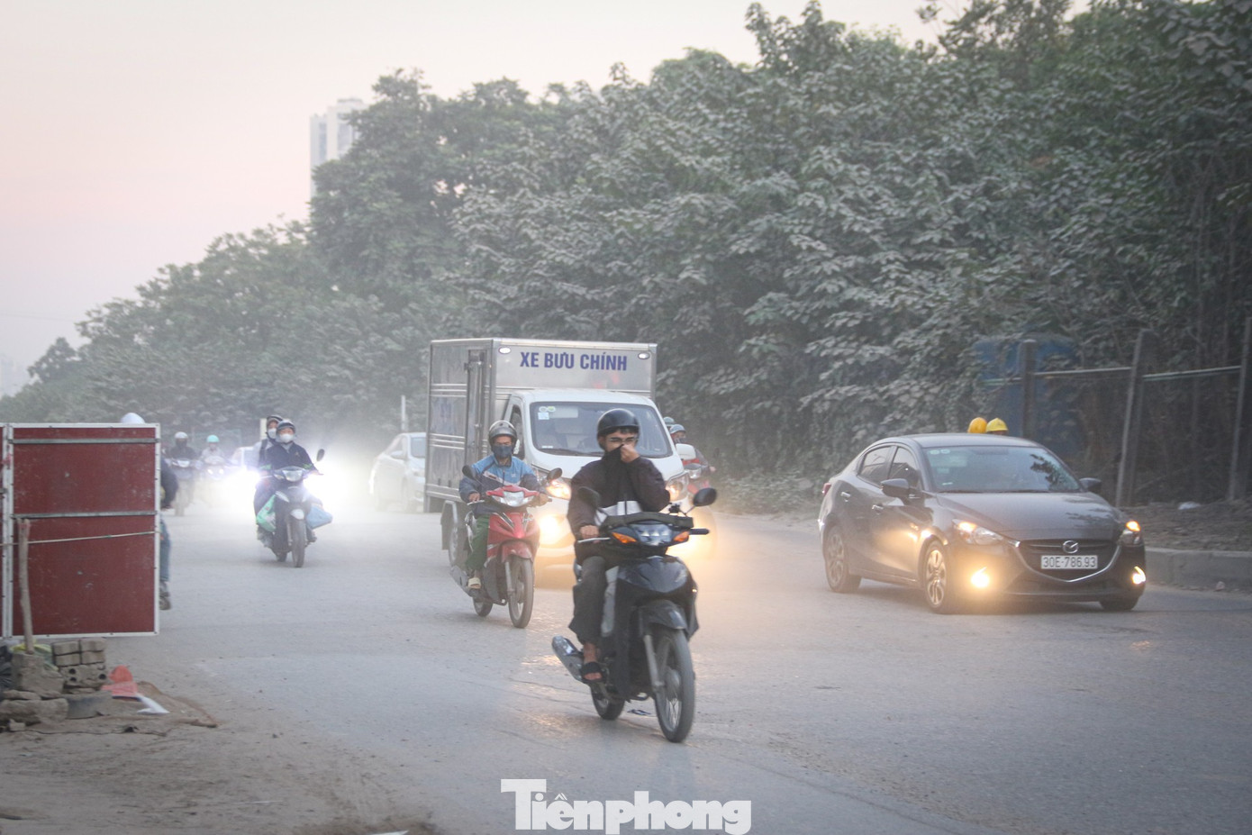 'Con đường bụi' cửa ngõ Hà Nội: Xe cộ chen chúc, dân kêu trời- Ảnh 3.