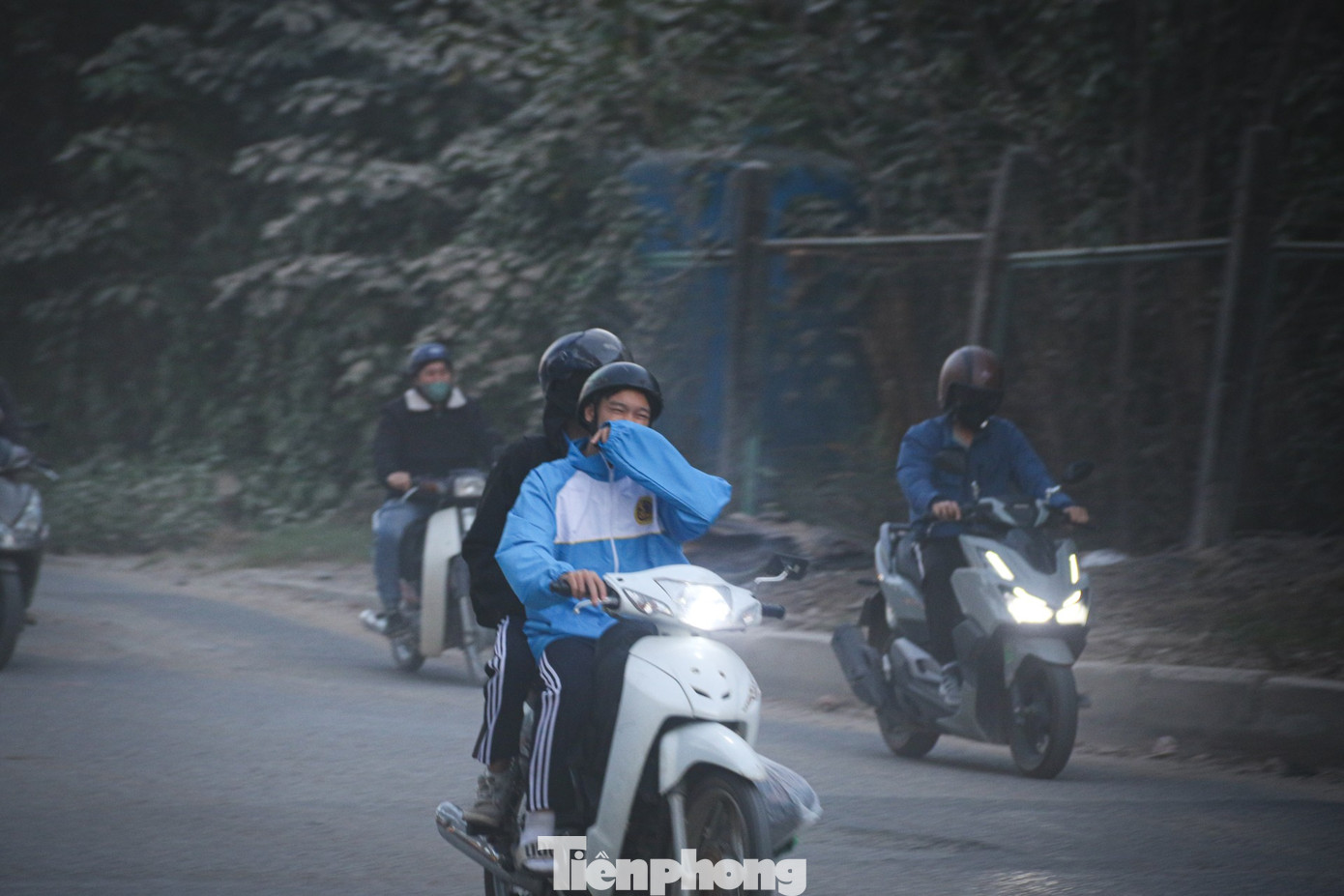 'Con đường bụi' cửa ngõ Hà Nội: Xe cộ chen chúc, dân kêu trời- Ảnh 4.
