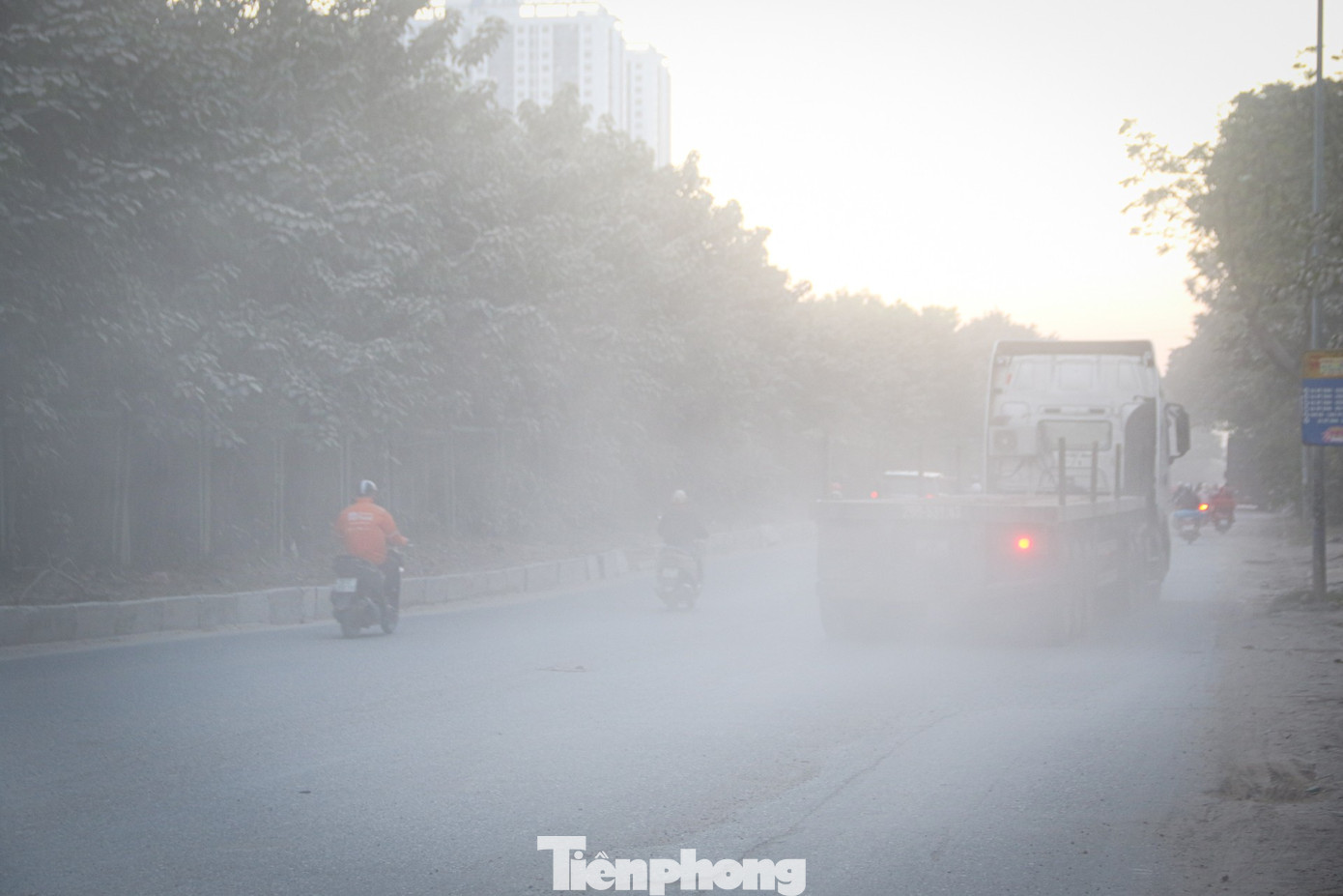 'Con đường bụi' cửa ngõ Hà Nội: Xe cộ chen chúc, dân kêu trời- Ảnh 2.