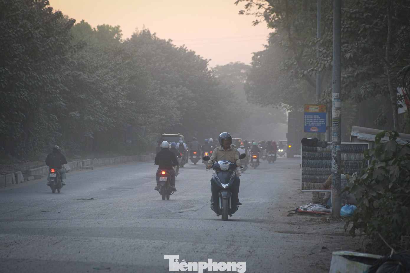 'Con đường bụi' cửa ngõ Hà Nội: Xe cộ chen chúc, dân kêu trời- Ảnh 8.