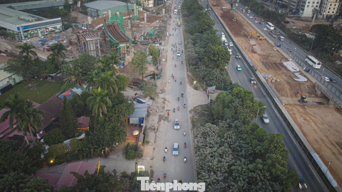 'Con đường bụi' cửa ngõ Hà Nội: Xe cộ chen chúc, dân kêu trời- Ảnh 1.